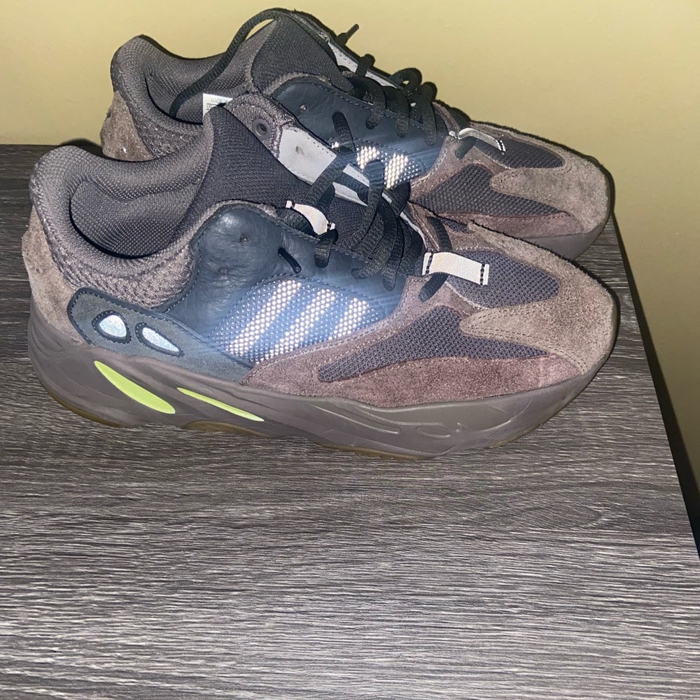 Adidas Yeezy Boost 700 mauve